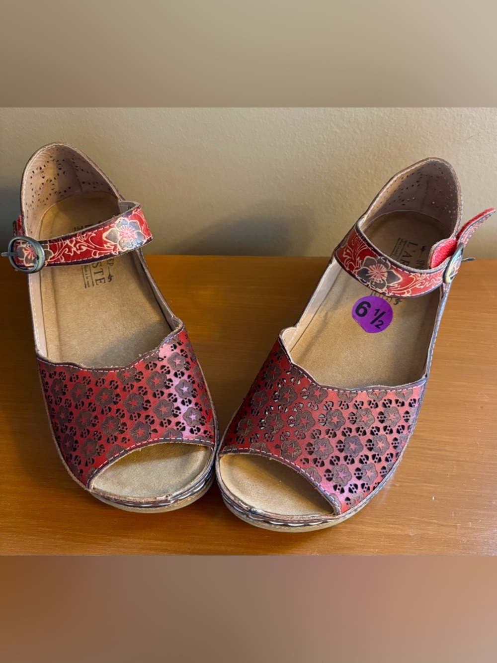 L'Artiste Delphia Red Floral Perforated Leather Ankle Strap Sandals Sz 37 or 6.5